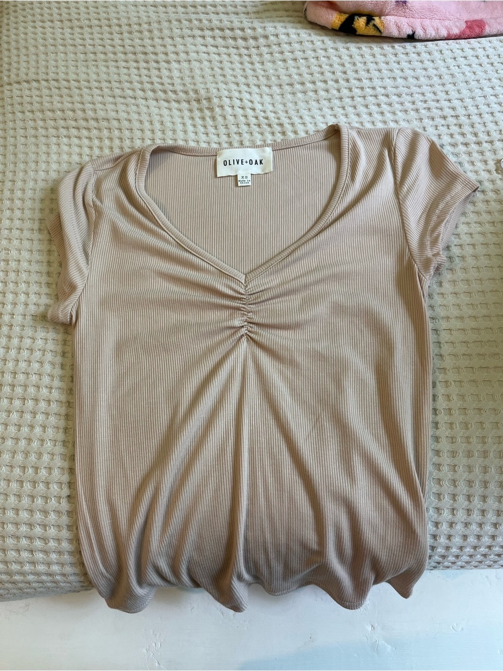 Olive & Oak Women's Ruched V-Neck Short Sleeve Top - Beige